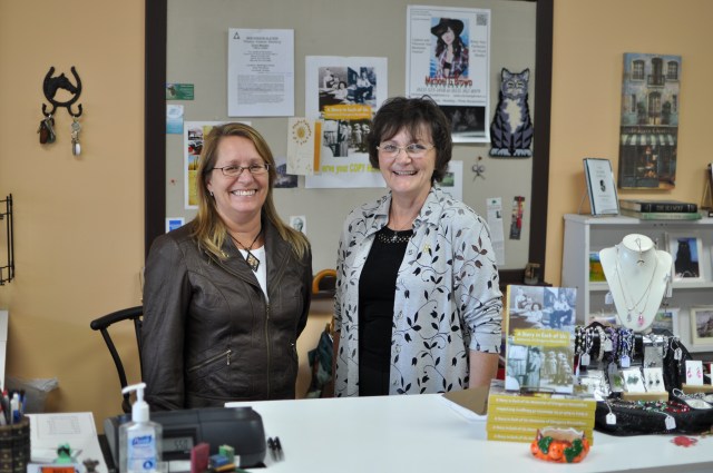 Co-owners of R&L's Book Nook